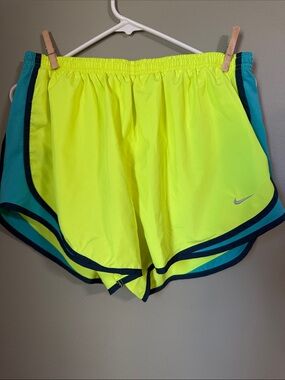WOMAN’S NIKE ATHLETIC SHORTS - XL